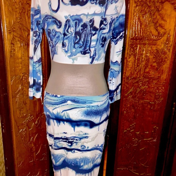 Beautiful Blue & white abstract design curve hugging dress. - Picture 4 of 11